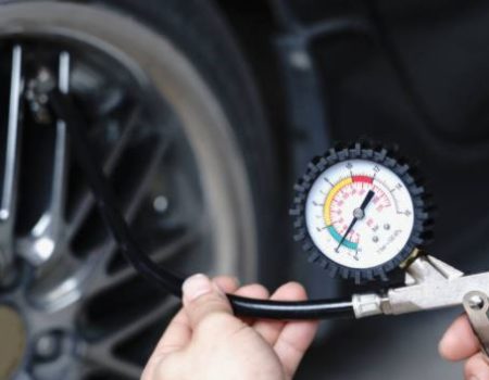 ¿Cuál es la presión correcta de los neumáticos de mi coche?