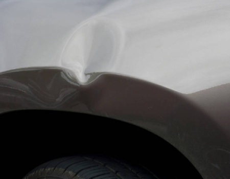 ¿Cómo quitar un bollo sin pintar del coche de manera sencilla?